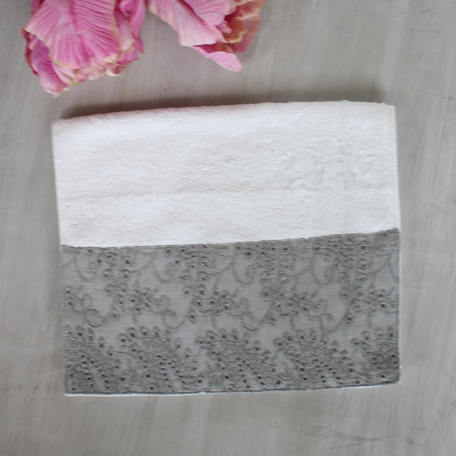 GREY/WHITE SMALL LACE GUEST TOWEL GREY/WHITE SMALL LACE GUEST TOWEL