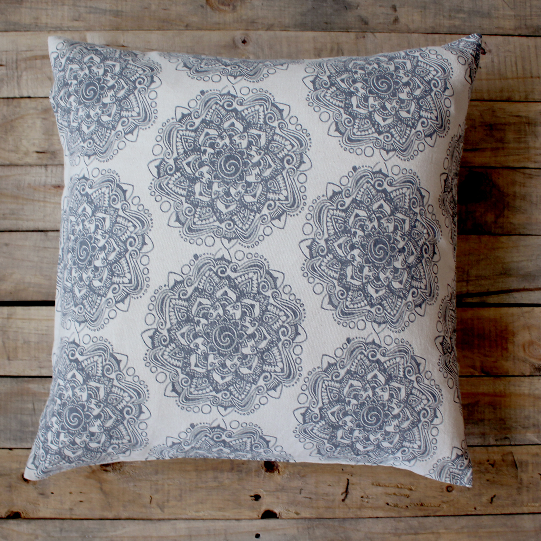 OLLEY FLOWER GREY Cushion OLLEY FLOWER GREY Cushion