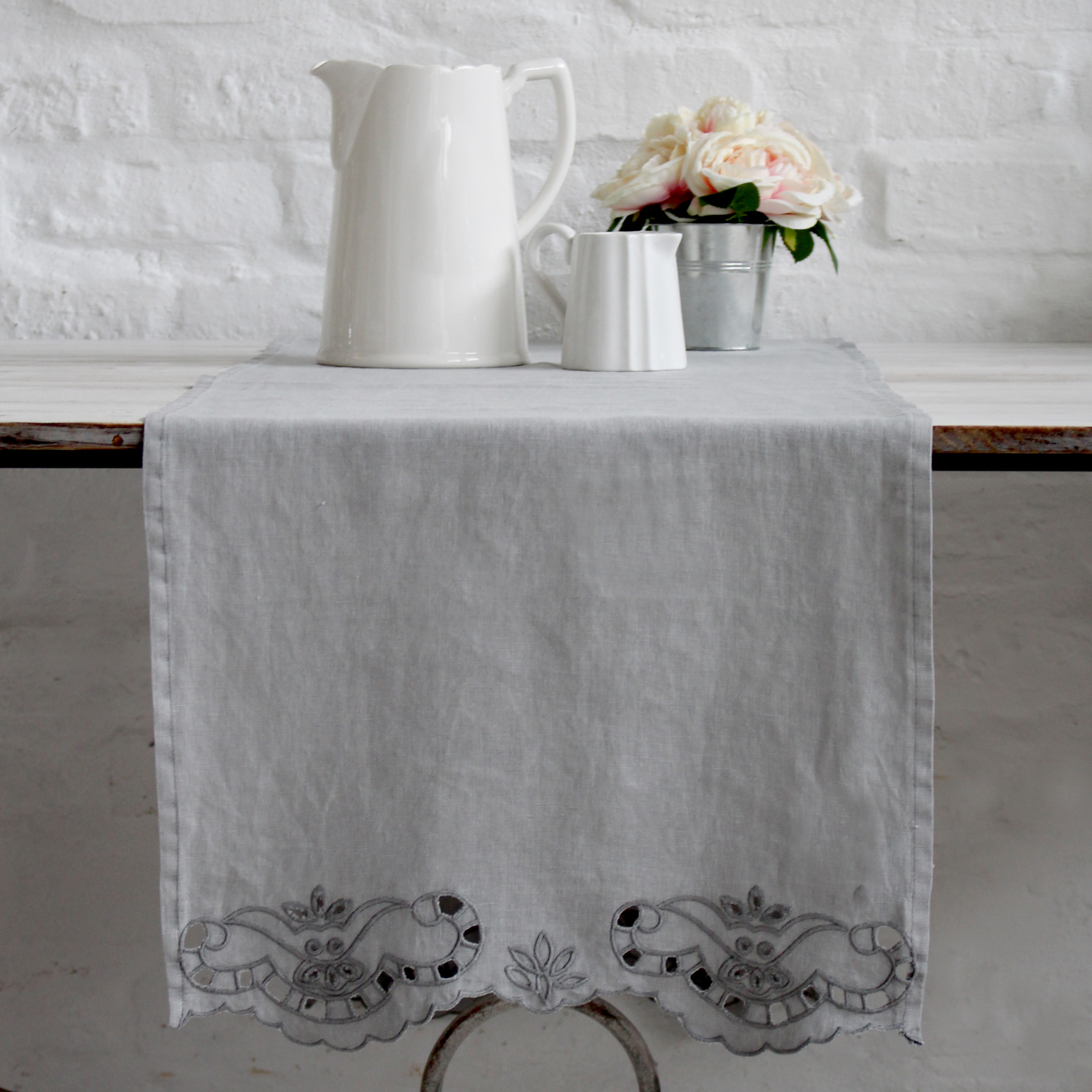 GRACE LIGHT GREY Table Runner