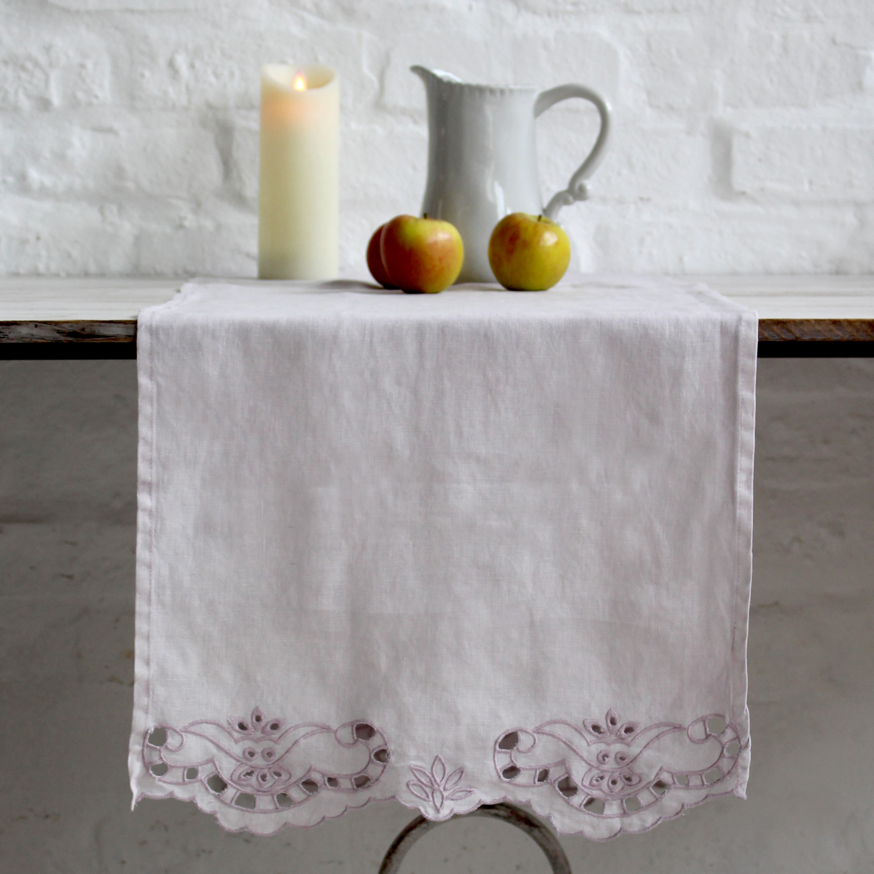 GRACE LILAC Table Runner
